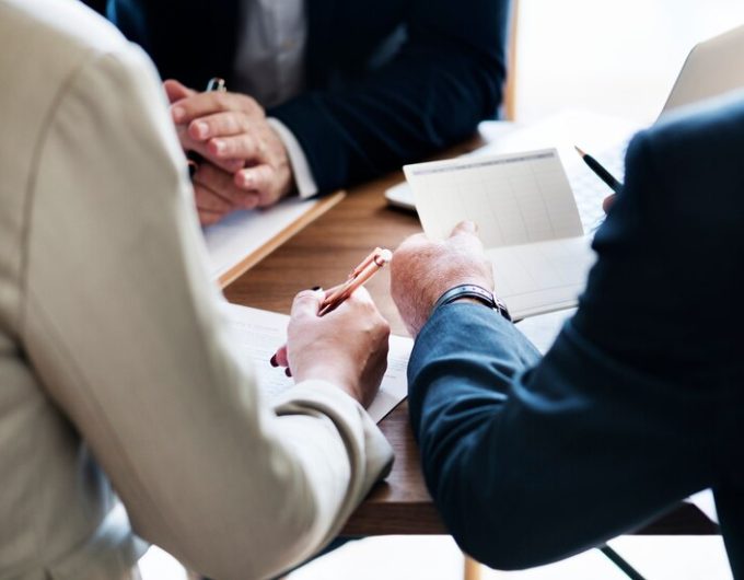 ludzie-biznesu-inwestuje-na-poczatkowym-buiness_53876-14766