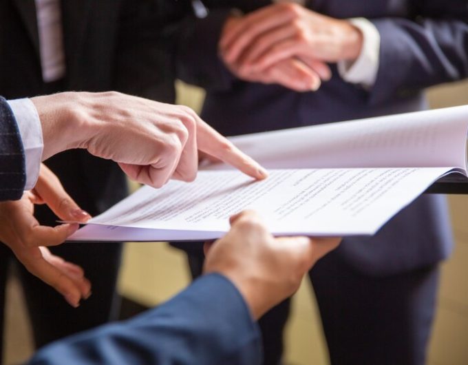 przyciety-widok-przedsiebiorcow-czytanie-dokumentu_74855-4169